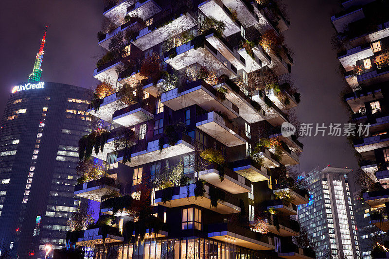 Bosco Verticale，垂直森林，树木生长在阳台上的现代公寓，可持续建筑，夜景。意大利联合信贷银行大厦。